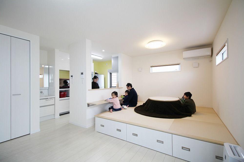 勉強部屋としてカウンター机を設置したタイプの和室